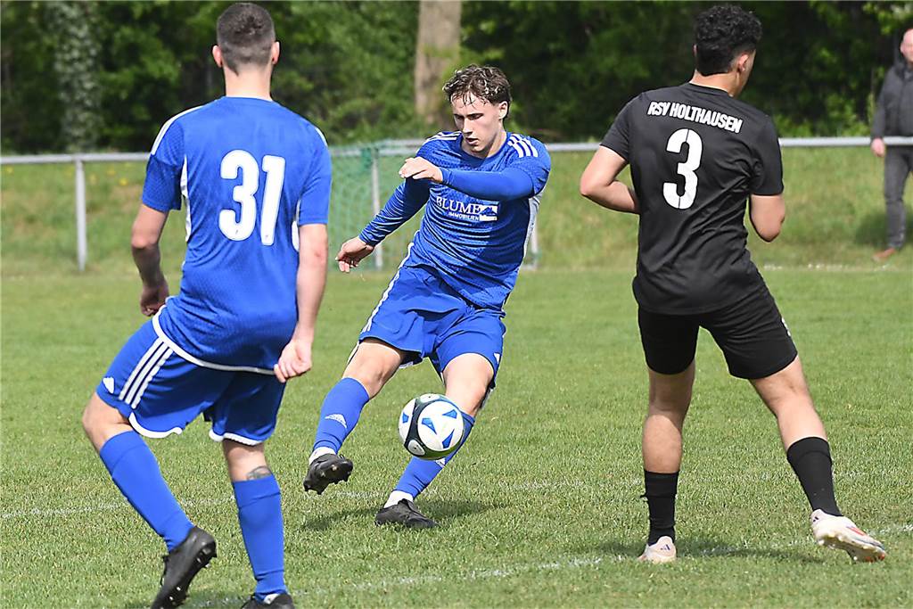 Mit 5:0 gewann der VfB Habinghorst (blaue Trikots) deutlich gegen den RSV Holthausen. Und zwar in Unterzahl, denn Torhüter Max Kessebohm erhielt einen Platzverweis.