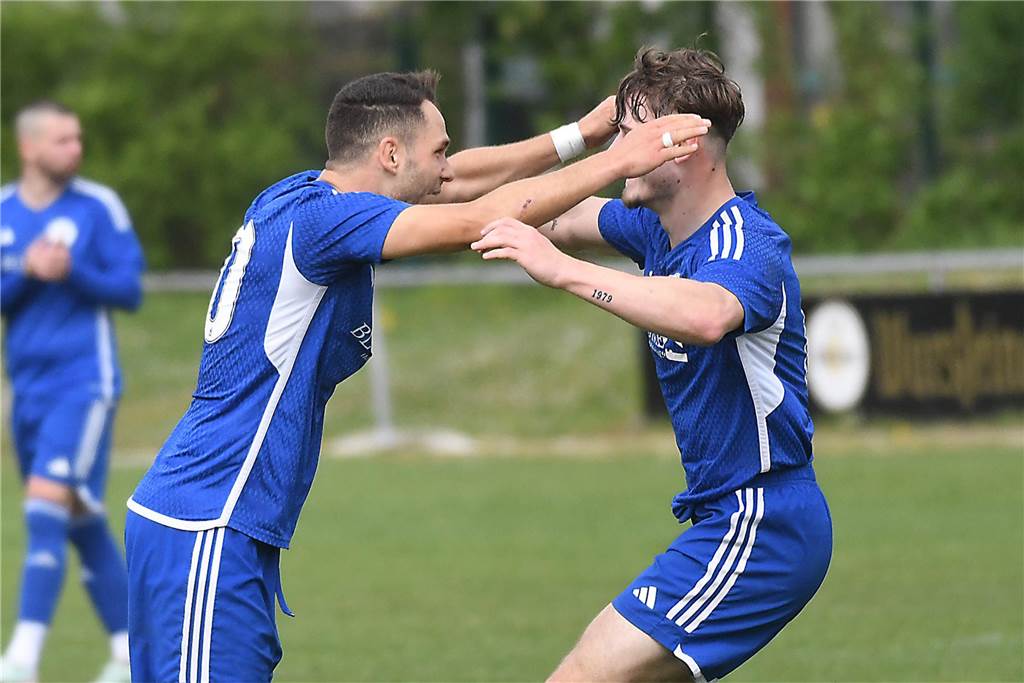 Mit 5:0 gewann der VfB Habinghorst (blaue Trikots) deutlich gegen den RSV Holthausen. Und zwar in Unterzahl, denn Torhüter Max Kessebohm erhielt einen Platzverweis.