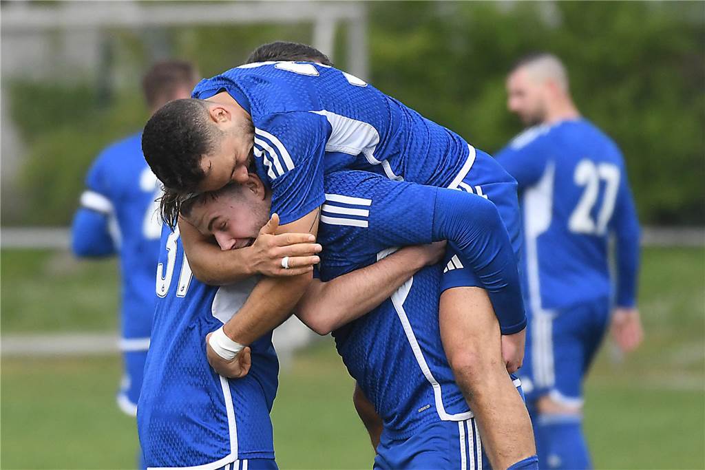 Mit 5:0 gewann der VfB Habinghorst (blaue Trikots) deutlich gegen den RSV Holthausen. Und zwar in Unterzahl, denn Torhüter Max Kessebohm erhielt einen Platzverweis.
