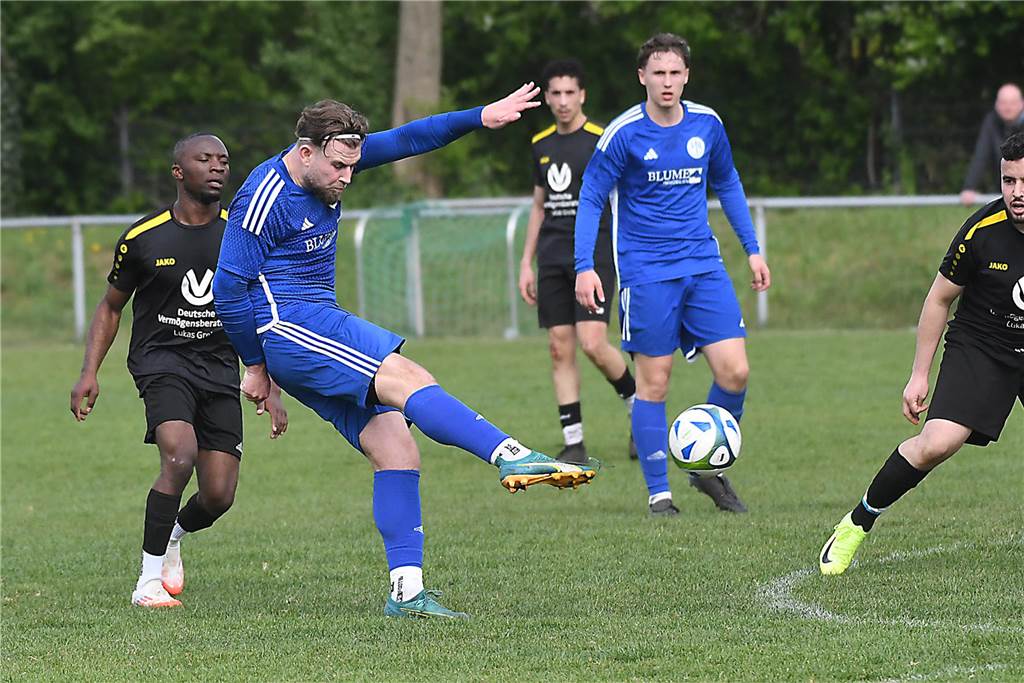 Mit 5:0 gewann der VfB Habinghorst (blaue Trikots) deutlich gegen den RSV Holthausen. Und zwar in Unterzahl, denn Torhüter Max Kessebohm erhielt einen Platzverweis.