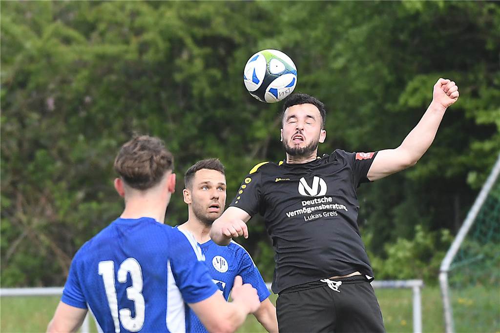 Mit 5:0 gewann der VfB Habinghorst (blaue Trikots) deutlich gegen den RSV Holthausen. Und zwar in Unterzahl, denn Torhüter Max Kessebohm erhielt einen Platzverweis.