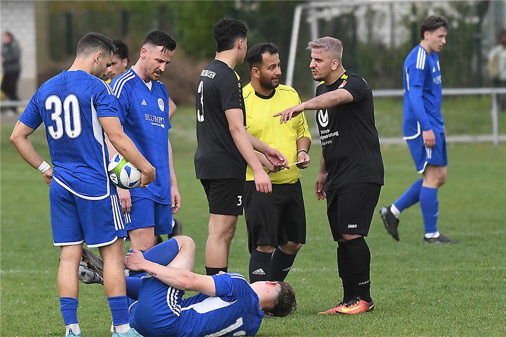 Mit 5:0 gewann der VfB Habinghorst (blaue Trikots) deutlich gegen den RSV Holthausen. Und zwar in Unterzahl, denn Torhüter Max Kessebohm erhielt einen Platzverweis.