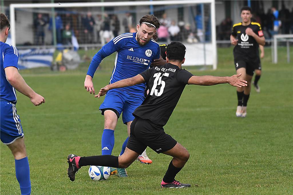 Mit 5:0 gewann der VfB Habinghorst (blaue Trikots) deutlich gegen den RSV Holthausen. Und zwar in Unterzahl, denn Torhüter Max Kessebohm erhielt einen Platzverweis.