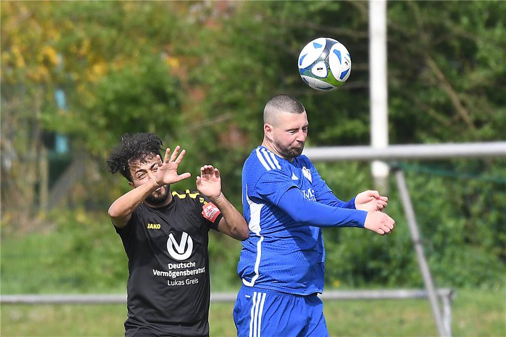 Mit 5:0 gewann der VfB Habinghorst (blaue Trikots) deutlich gegen den RSV Holthausen. Und zwar in Unterzahl, denn Torhüter Max Kessebohm erhielt einen Platzverweis.