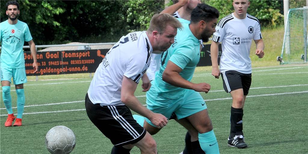 Schaulaufen des Geisecker SV vor dem Kreispokalfinale gegen Absteiger TSC Kamen Mit 5:0 schlugen Mathis Leuer (li.) und der Geisecker SV den TSC Kamen, hier mit Jawad Morsel.