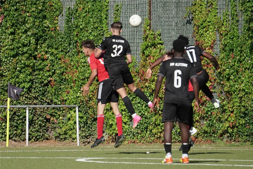 Blitzstart bringt BW auf Siegerstraße: Alstedde gewinnt deutlich bei DJK Körne Ilias Markan (m. 32), im Kopfballduell.