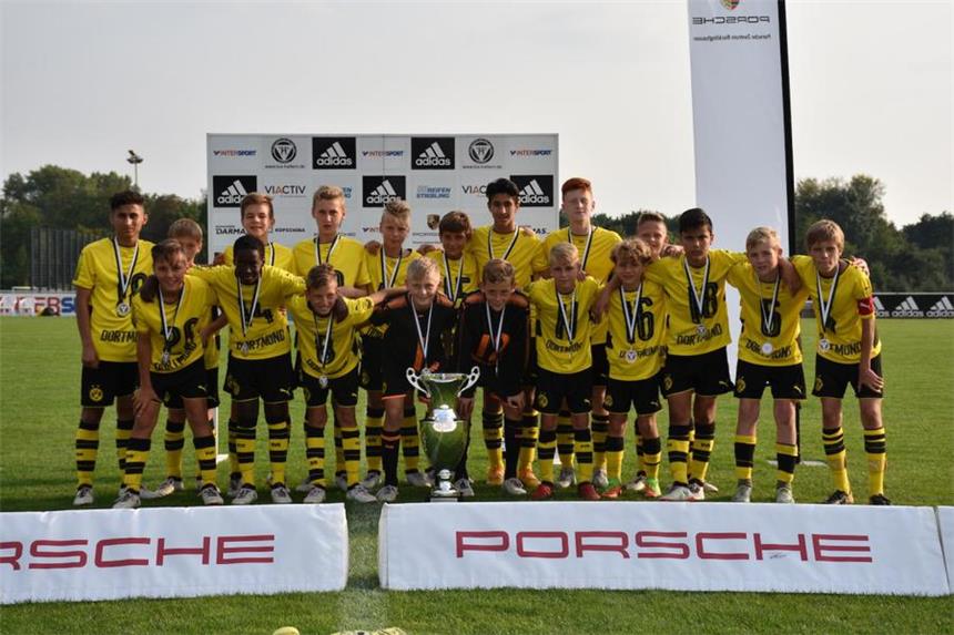 Ein Derby im Finale in der Stauseekampfbahn Mit 5:3 setzte sich am Samstag die U13 von Borussia Dortmund im Finale gegen den FC Schalke 04 durch.