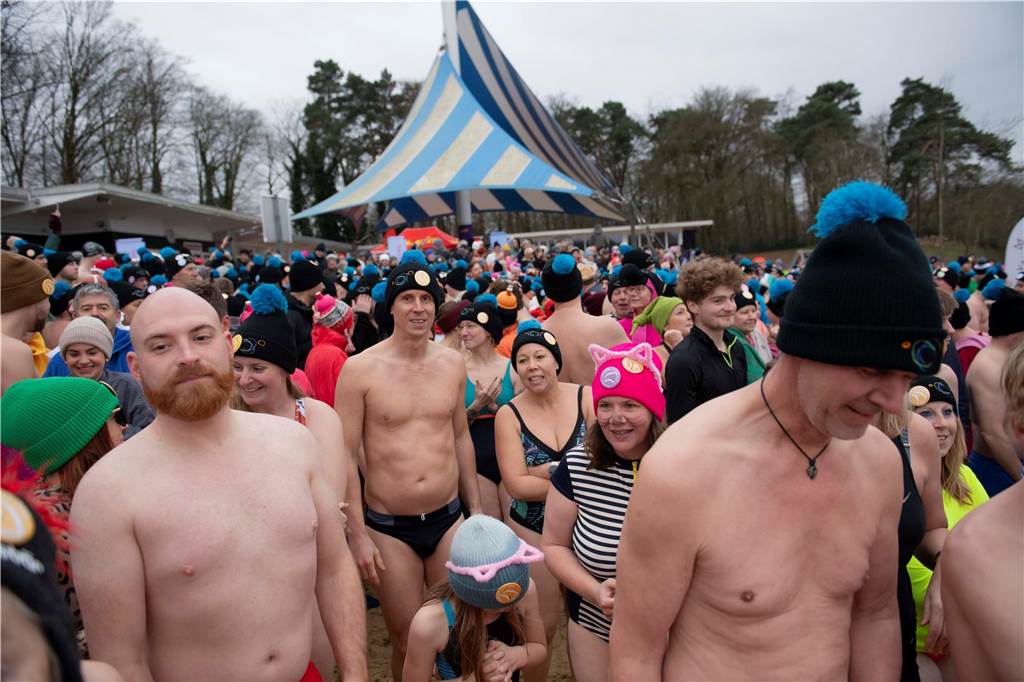 Mit 694 Teilnehmern verzeichnete das Neujahrsschwimmen in Haltern ein neues Rekordergebnis. Die Wassertemperatur von 6,2 Grad schien vielen nichts auszumachen.