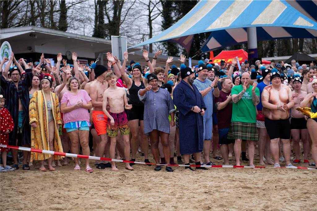 Mit 694 Teilnehmern verzeichnete das Neujahrsschwimmen in Haltern ein neues Rekordergebnis. Die Wassertemperatur von 6,2 Grad schien vielen nichts auszumachen.