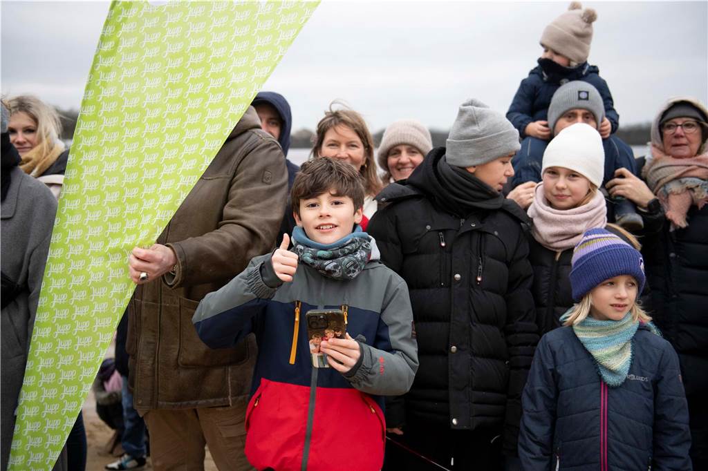 Mit 694 Teilnehmern verzeichnete das Neujahrsschwimmen in Haltern ein neues Rekordergebnis. Die Wassertemperatur von 6,2 Grad schien vielen nichts auszumachen.