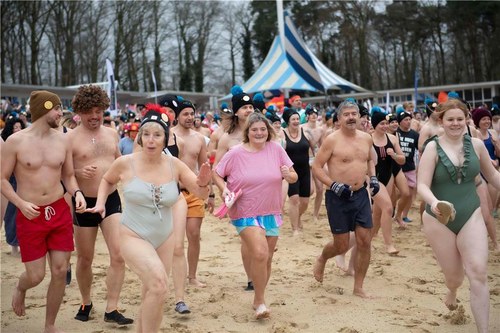 Mit 694 Teilnehmern verzeichnete das Neujahrsschwimmen in Haltern ein neues Rekordergebnis. Die Wassertemperatur von 6,2 Grad schien vielen nichts auszumachen.