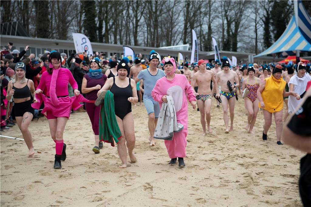 Mit 694 Teilnehmern verzeichnete das Neujahrsschwimmen in Haltern ein neues Rekordergebnis. Die Wassertemperatur von 6,2 Grad schien vielen nichts auszumachen.