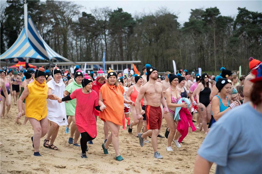 Mit 694 Teilnehmern verzeichnete das Neujahrsschwimmen in Haltern ein neues Rekordergebnis. Die Wassertemperatur von 6,2 Grad schien vielen nichts auszumachen.