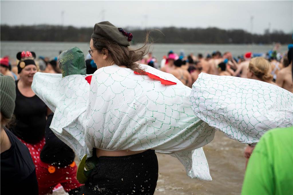 Mit 694 Teilnehmern verzeichnete das Neujahrsschwimmen in Haltern ein neues Rekordergebnis. Die Wassertemperatur von 6,2 Grad schien vielen nichts auszumachen.
