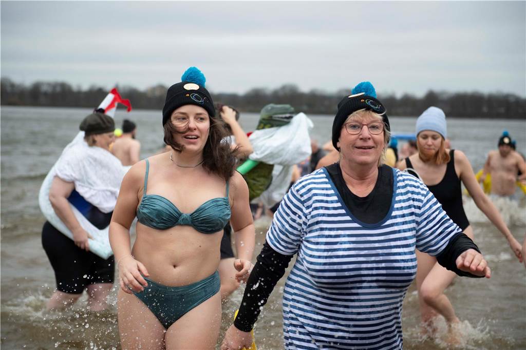 Mit 694 Teilnehmern verzeichnete das Neujahrsschwimmen in Haltern ein neues Rekordergebnis. Die Wassertemperatur von 6,2 Grad schien vielen nichts auszumachen.