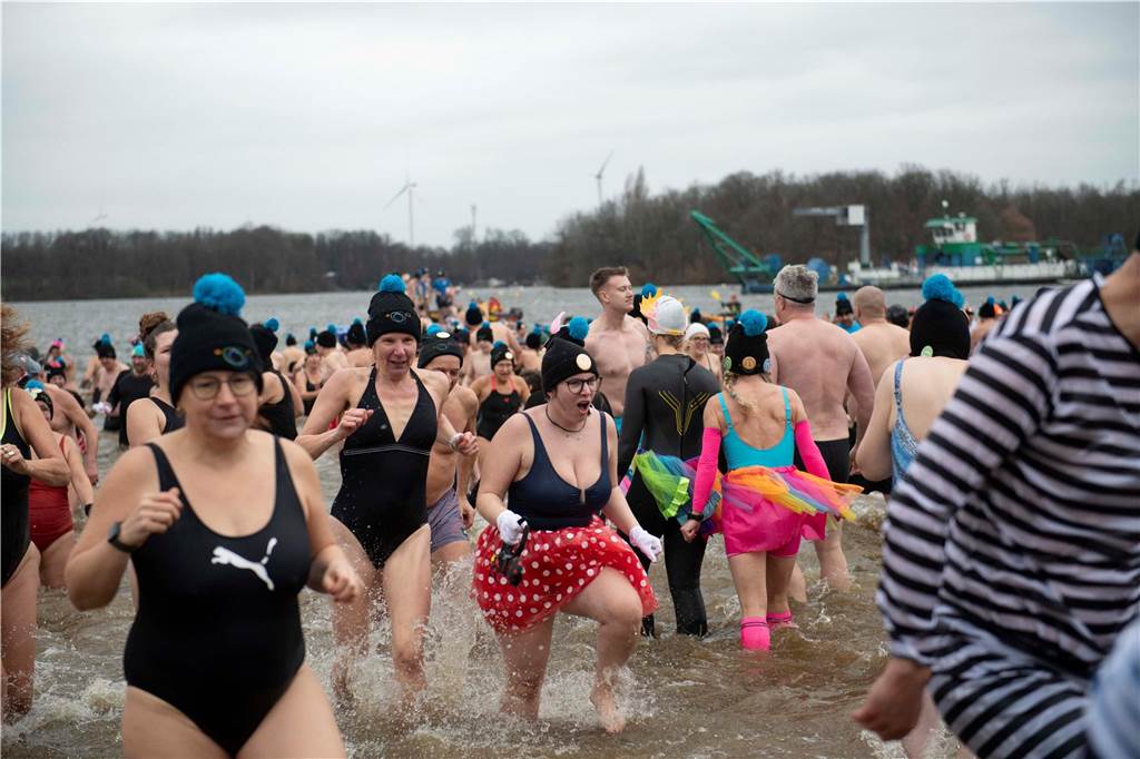 Mit 694 Teilnehmern verzeichnete das Neujahrsschwimmen in Haltern ein neues Rekordergebnis. Die Wassertemperatur von 6,2 Grad schien vielen nichts auszumachen.