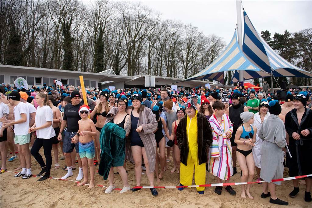 Mit 694 Teilnehmern verzeichnete das Neujahrsschwimmen in Haltern ein neues Rekordergebnis. Die Wassertemperatur von 6,2 Grad schien vielen nichts auszumachen.