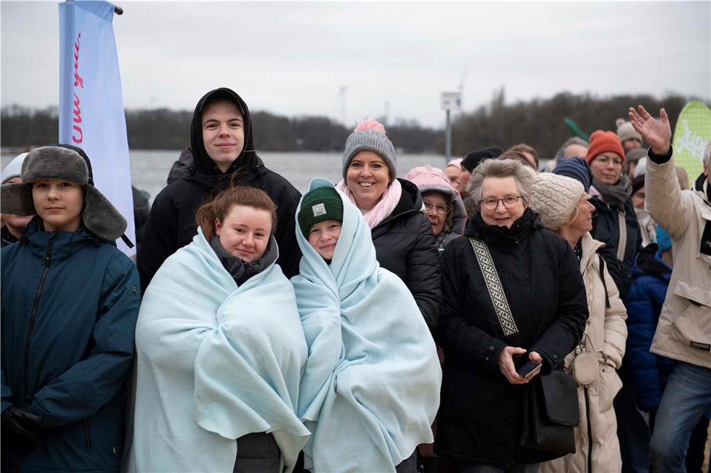 Mit 694 Teilnehmern verzeichnete das Neujahrsschwimmen in Haltern ein neues Rekordergebnis. Die Wassertemperatur von 6,2 Grad schien vielen nichts auszumachen.