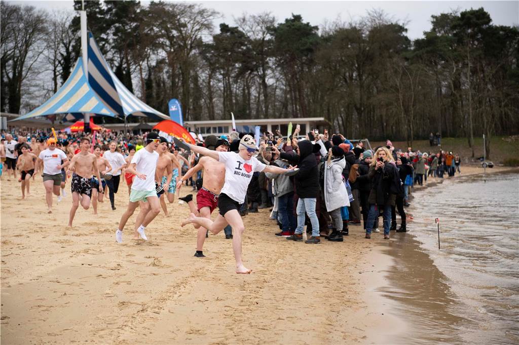 Mit 694 Teilnehmern verzeichnete das Neujahrsschwimmen in Haltern ein neues Rekordergebnis. Die Wassertemperatur von 6,2 Grad schien vielen nichts auszumachen.