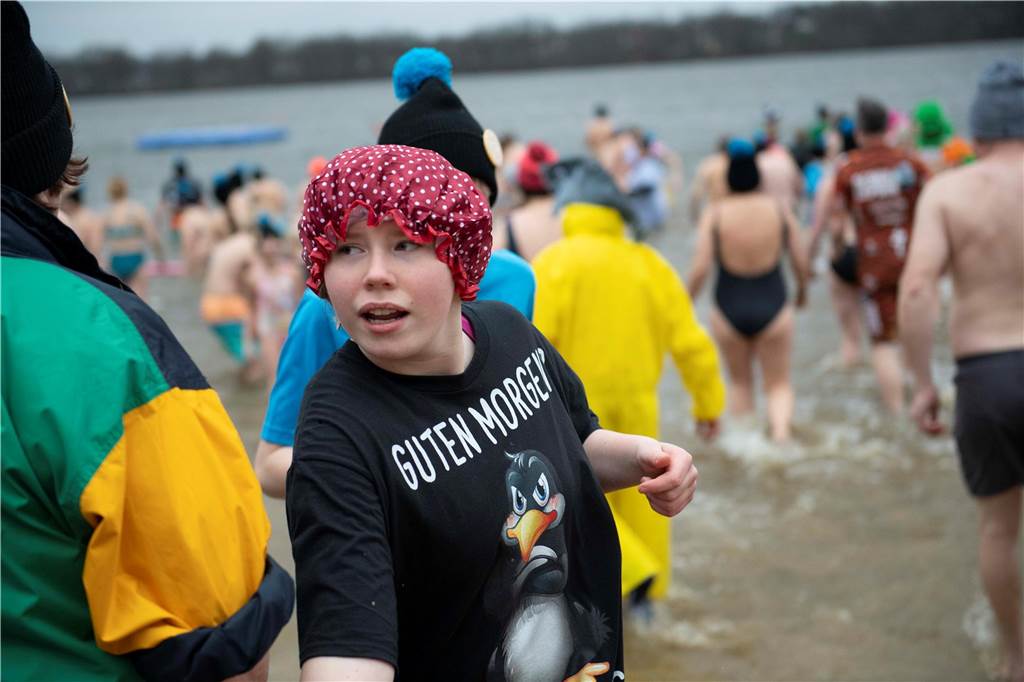 Mit 694 Teilnehmern verzeichnete das Neujahrsschwimmen in Haltern ein neues Rekordergebnis. Die Wassertemperatur von 6,2 Grad schien vielen nichts auszumachen.