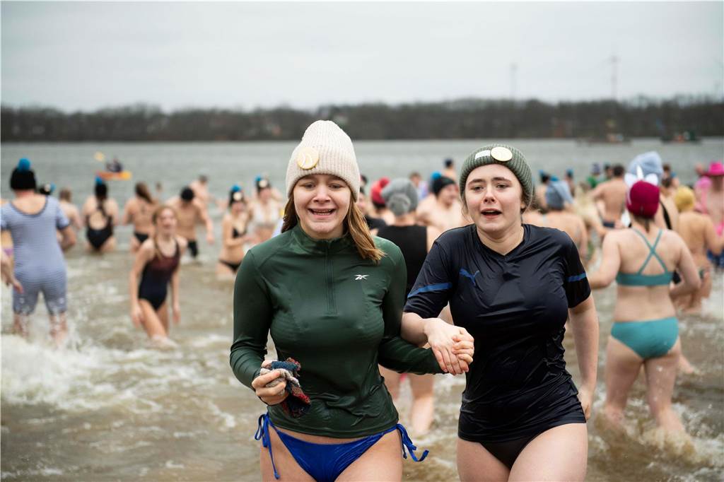 Mit 694 Teilnehmern verzeichnete das Neujahrsschwimmen in Haltern ein neues Rekordergebnis. Die Wassertemperatur von 6,2 Grad schien vielen nichts auszumachen.