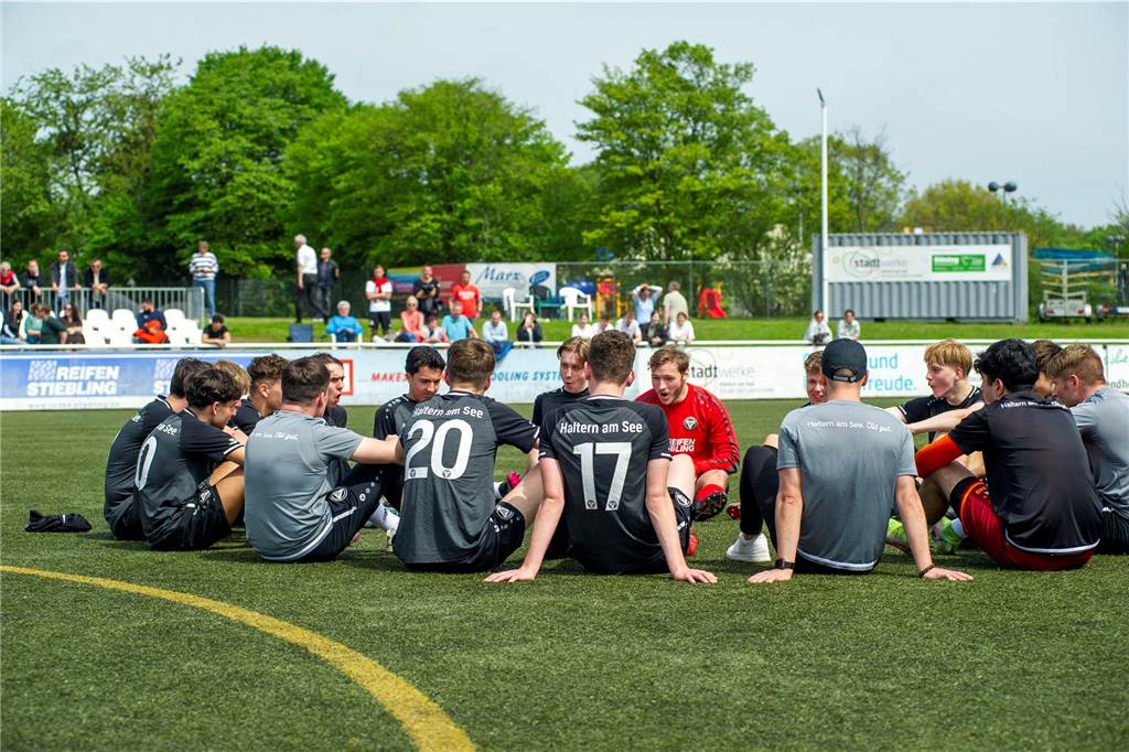 Mit 8:2 setzte sich der TuS Haltern am See in der U19-Landesliga gegen Westfalia Herne durch, stieg damit bereits am drittletzten Spieltag der Saison in die Westfalenliga auf.