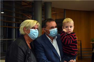 Mit 90 Prozent der Stimmen ist Dietmar Bergmann erneut zum Bürgermeister der Gemeinde Nordkirchen gewählt worden. Bergmann verfolgte die Wahlpräsentation mit seiner Frau Barbara und seinem Enkel.
