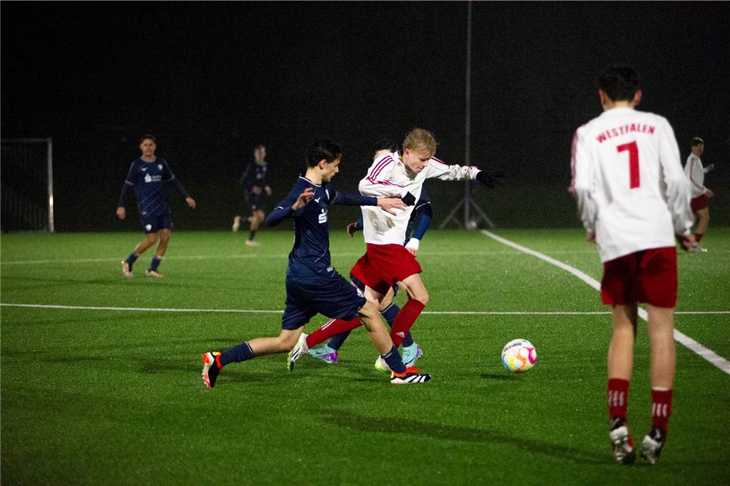 Viele Bilder vom besonderen Duell in Lavesum: U16 des VfL Bochum zaubert gegen Verbandsauswahl Mit 9:0 setzte sich die U16 des VfL Bochum gegen die U16-Regionalauswahl des FLVW durch. Gespielt wurde auf der Anlage von BW Lavesum.