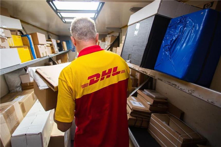 Post weitet Abendzustellung für Pakete aus Mit abendlichen Paketlieferungen zur Wunschzeit will die Deutsche Post DHL auf dem umkämpften Zusteller-Markt punkten. Foto: Michael Hanschke