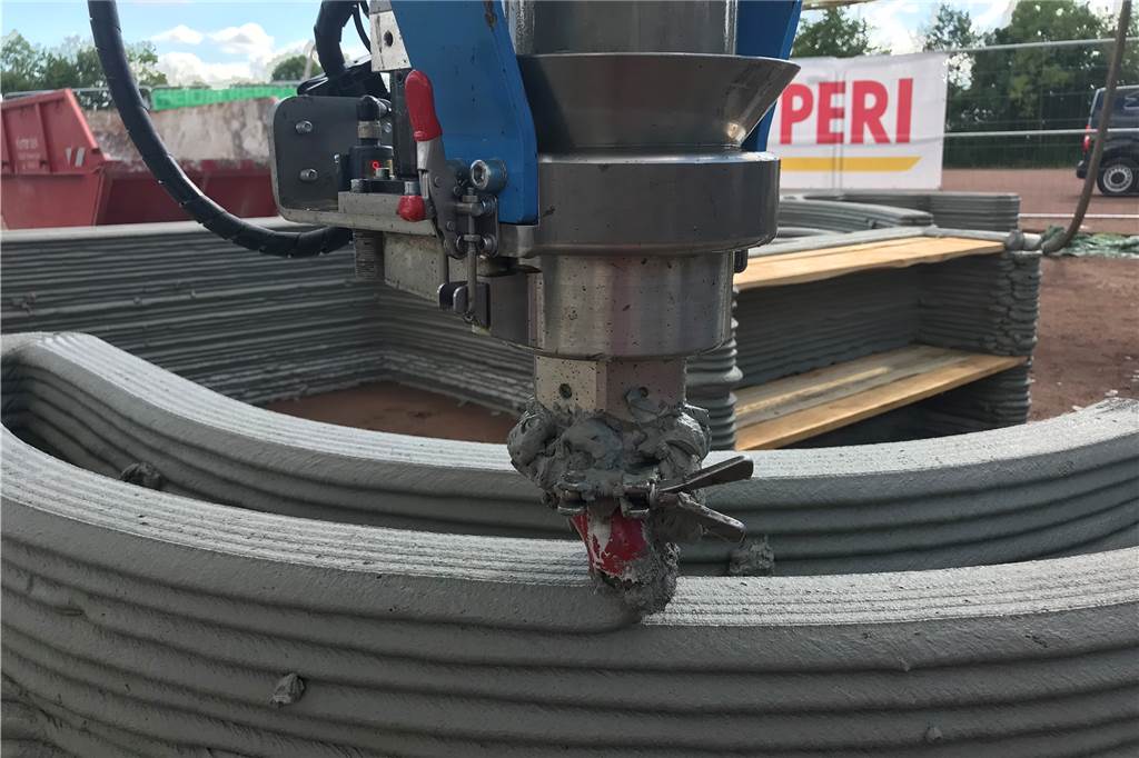 In Capelle wird ein Haus gedruckt – mit viel Potenzial für das Baugewerbe Mit absoluter Präzision trägt der Drucker die Schichten aus Beton auf.