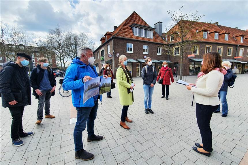 Kampf um Kopfweiden: 1030 Unterschriften an Bürgermeisterin übergeben Mit Abstand, Masken und unter freiem Himmel übergab die Delegation die Unterschriftenliste an Bürgermeisterin Karola Voß (r.).