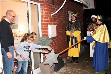 Mit Abstand sammelten die Sternsinger in Capelle Spenden - wie hier bei der Familie Lethen.