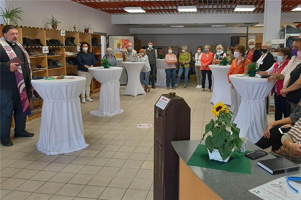 Flüchtlingshilfe eröffnet ihr neues Zuhause im ehemaligen Rewe Mit Abstand und Maske: Die neuen Räume wurden feierlich ihrer Bestimmung übergeben.