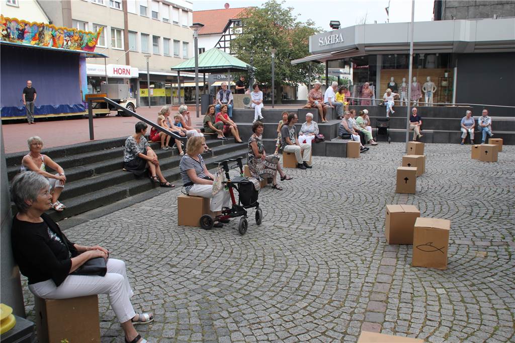 Gospelgottesdienst in St. Georg: Zuhörer lauschen vor der Kirchentür Mit Abstand verfolgten die Besucher draußen den Gospelgottesdienst.