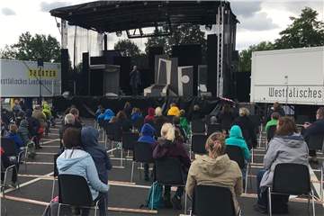Mit Abstand zu einander warten Eltern und Kinder auf den Beginn der WLT-Premiere von "Gespensterjäger auf eisiger Spur" nach Cornelia Funke.