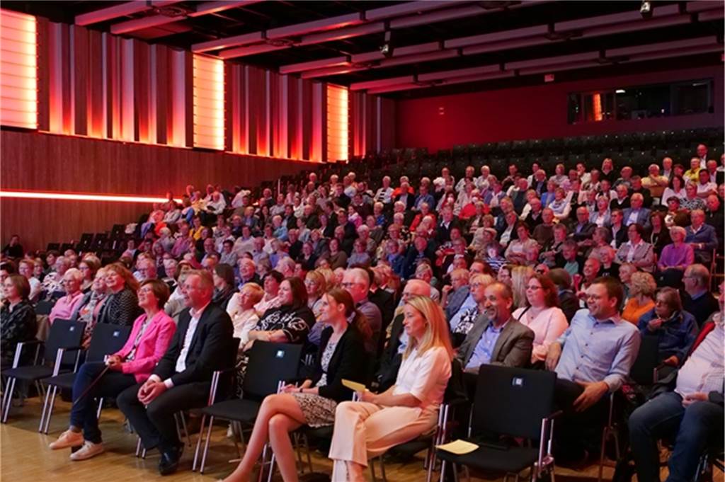 Besonderer Stellenwert: Jutta Schulte will Ehrenamt weiter fördern Mit Aktionen wie der Ehrenamtsgala möchte die Stadt Ahaus das Engagement der tausenden Ehrenamtlichen würdigen. Jutta Schulte von der Freiwilligenagentur Handfest will das Ehrenamt darüber hinaus öffentlicher machen. Dazu soll beispielsweise auch die aktuelle Kampagne beitragen, bei der verschiedene Ehrenamtliche porträtiert werden.