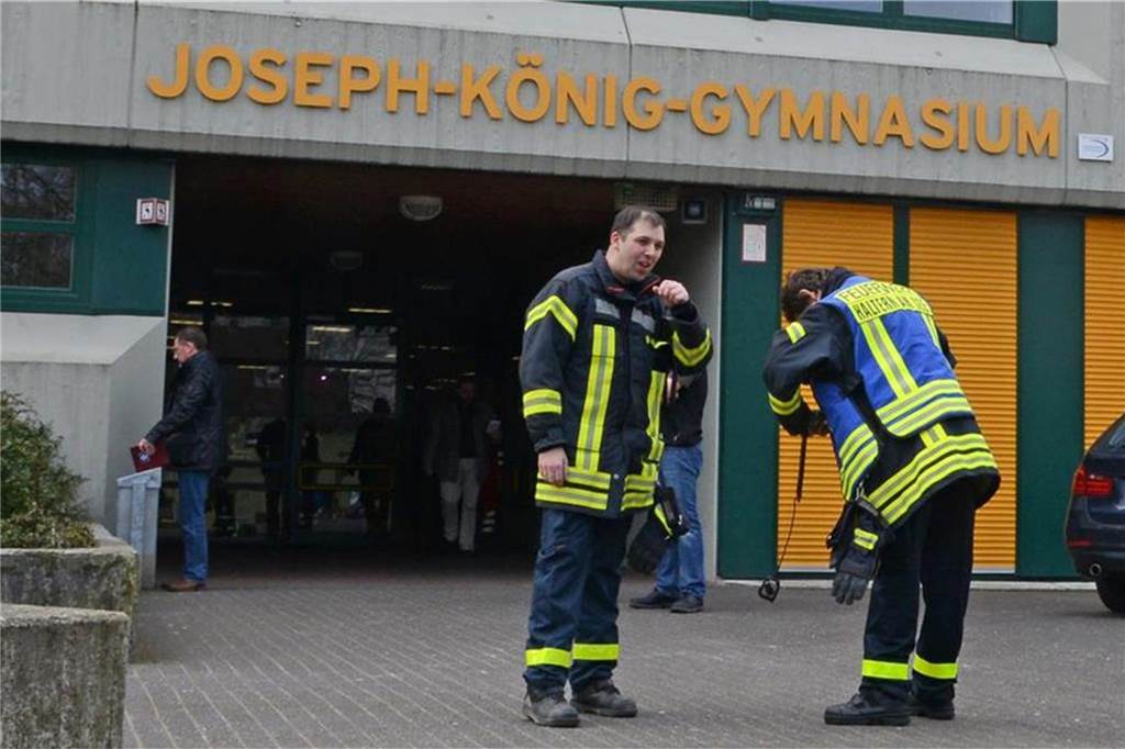 Feuerwehrleute am 24. März 2015 vor dem Joseph-König-Gymnasium in Haltern