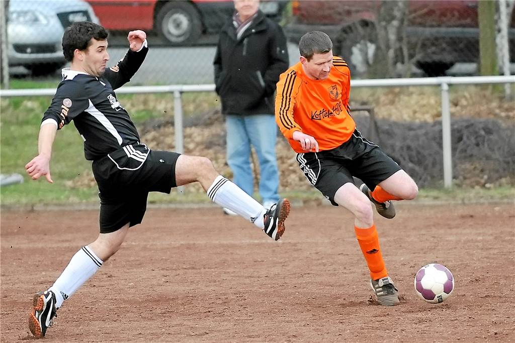 „Der Verein liegt mir am Herzen“: Lavesumer (42) feiert Comeback im Abstiegskampf Mit Anfang 30 kehrte der heute 42 Jahre alte Timo Meusener (r.), hier ein Foto von 2012, zu BW Lavesum zurück.