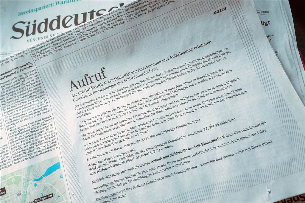 Missbrauch und Gewalt im SOS-Kinderdorf: 160 Meldungen - Kind in Keller gesperrt Eine geschaltete Anzeige der "Unabhängigen Kommission zur Anerkennung und Aufarbeitung erlittenen Unrechts in Einrichtungen des SOS-Kinderdorf e.V." ist in der Süddeutschen Zeitung abgedruckt.