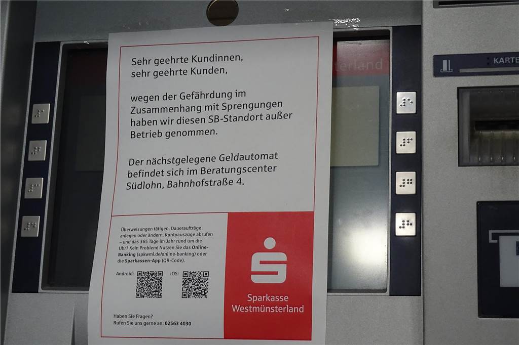 Mit Aushängen wie diesem in der SB-Filiale in Oeding weist die Sparkasse Westmünsterland auf die geschlossenen Geldautomaten hin. Kurzfristig werden 12 der 90 Standorte geschlossen.
