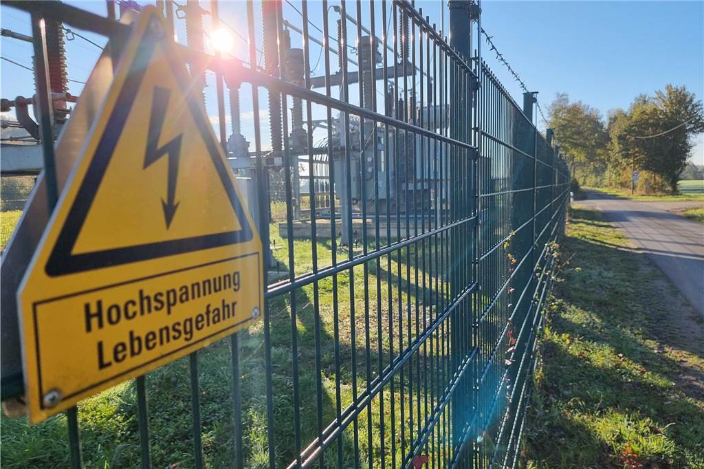 Eichen statt Efeu: Kreis akzeptiert neue Umspannwerk-Begrünung nicht Der Zaun eines Freiluftumspannwerkes