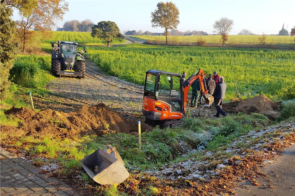 Lembecker Bauerschaften holen sich in Eigenregie Glasfaser in die Häuser Mit Bagger und Schaufel baute die Bauernschaft die Trasse für die Glasfaser.