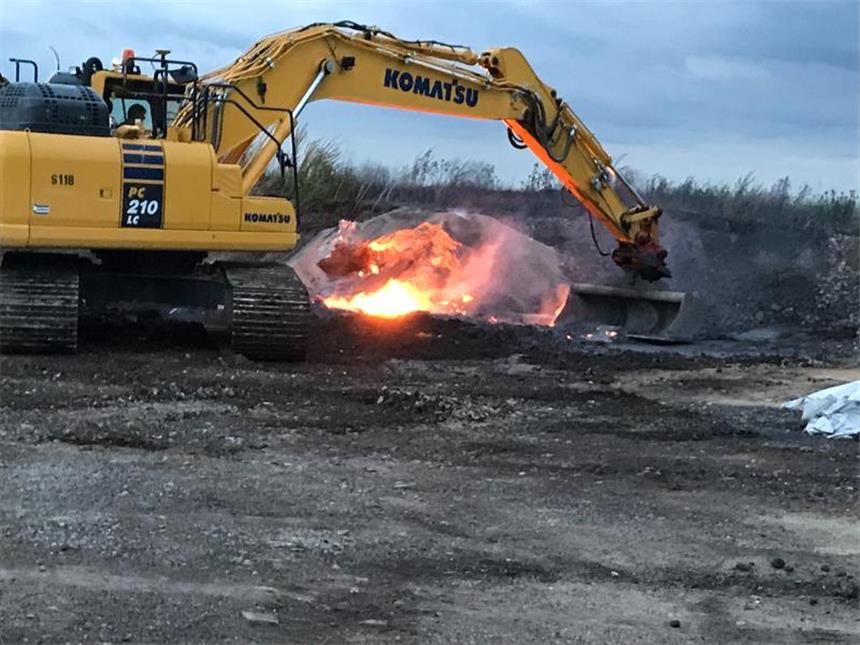 Feuer auf Mülldeponie war zu heiß für Löschwasser Mit Baggern verteilten die EDG-Mitarbeiter den brennenden Metallstaub.
