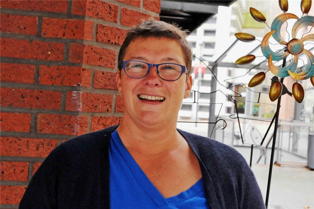 Brötchen kaufen nur mit Karte oder Smartphone? Was Ahauser dazu sagen Mit Bargeld aber auch mit Karte, Silke Pomberg (51) bezahlt mit beidem.