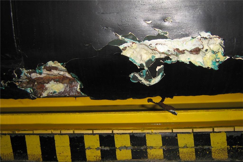 Schrottsammler mit Schrottfahzeug unterwegs - Bauschaum hielt den Transporter zusammen Mit Bauschaum gefüllte Rostlöcher, überspachtel und zur Tarnung diletantisch überlackiert.