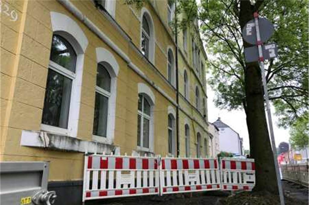 Ordnungsamts-Chef zieht Bilanz: Müssen nicht immer mit der Bußgeld-Keule kommen Mit Baustellen-Baken abgesperrt und rund um die Uhr von Security überwacht werden musste im Sommer ein Haus an der Wittener Straße, in dem alle Bewohner wegen Corona-Verdachts unter Quarantäne standen. Auch das beschäftigte das Ordnungsamt.