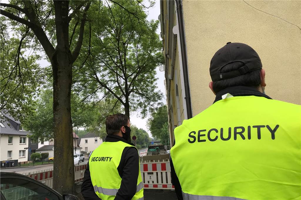 Unsere markantesten Bilder aus 365 Tagen Pandemie in Castrop-Rauxel Mit Baustellen-Baken abgesperrt und rund um die Uhr von Security überwacht waren Häuser an der Wittener Straße, in denen alle Bewohner wegen Corona-Verdachts unter Quarantäne standen.