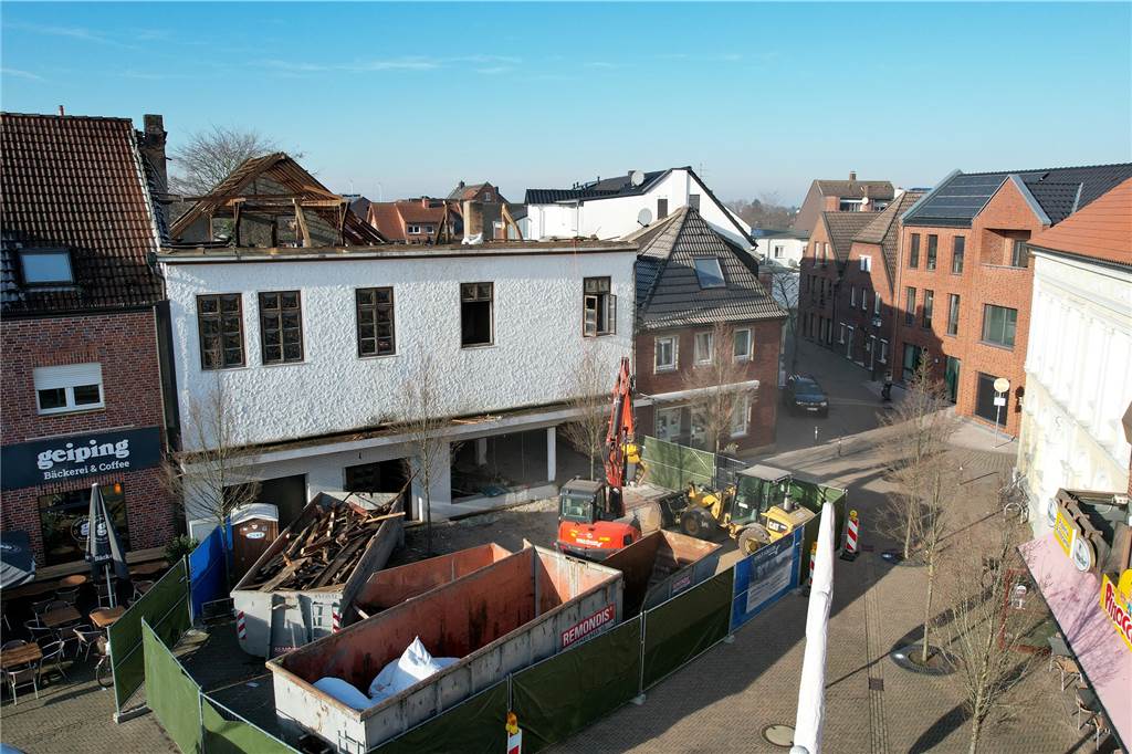 Mit Bauzäunen ist der Bereich vor dem alten Kino auf dem Marktplatz in Olfen großräumig abgesperrt. Seit dem 10. Januar läuft hier der Abriss des Gebäudes.