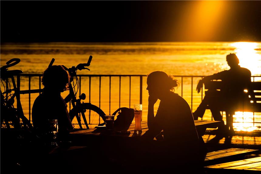 Nicht vergessen: Uhren werden umgestellt Mit Beginn der Sommerzeit bleibt es abends länger hell: Zeit für Treffen mit Freunden und der Familie.