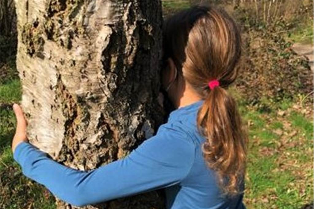 Schüler lassen ihre Sorgen beim Waldbaden zurück Mit beiden Armen den Baum fassen, ihn spüren und ruhiger werden - das können die Kinder beim Waldbaden in Kirchhellen.